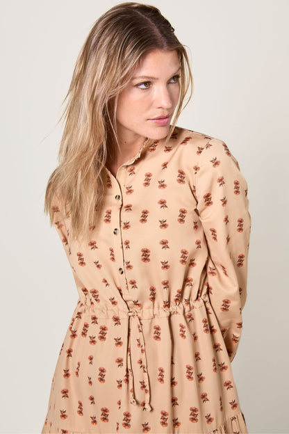 Robe anti-UV à manches longues pour femme, couleur beige avec motif coquelicots, offrant protection solaire UPF 50+.