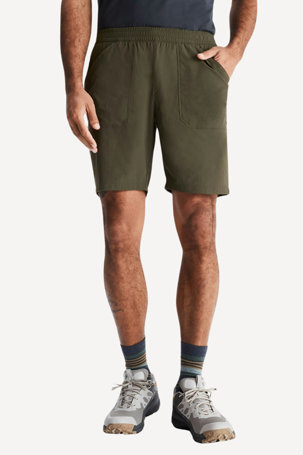 Shorts anti-UV homme en vert, UPF 50+, parfaits pour la randonnée et les activités en plein air.