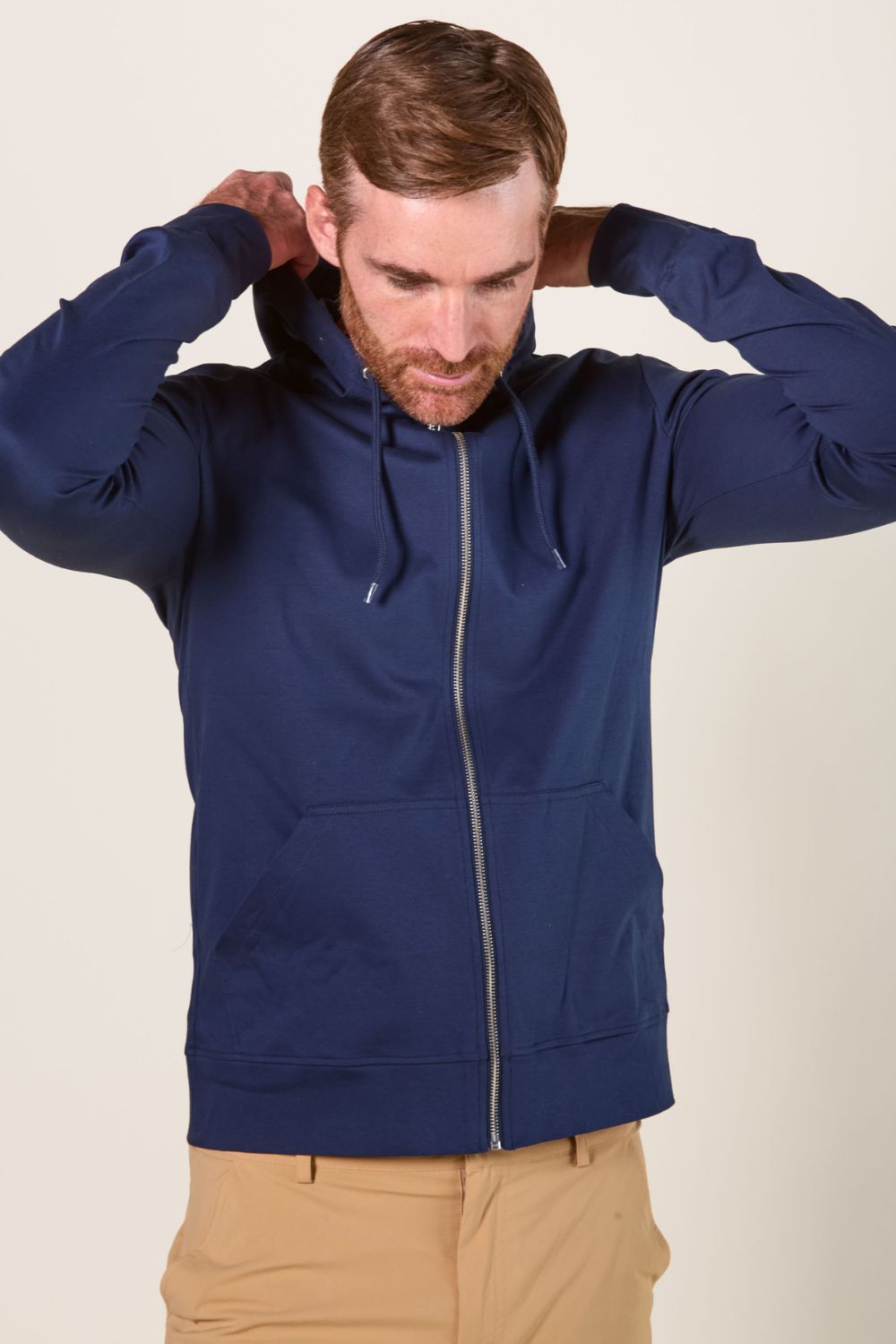 Sweat-shirt anti-UV bleu marine pour homme, léger et confortable, idéal pour activités extérieures. UPF50+ certifié.