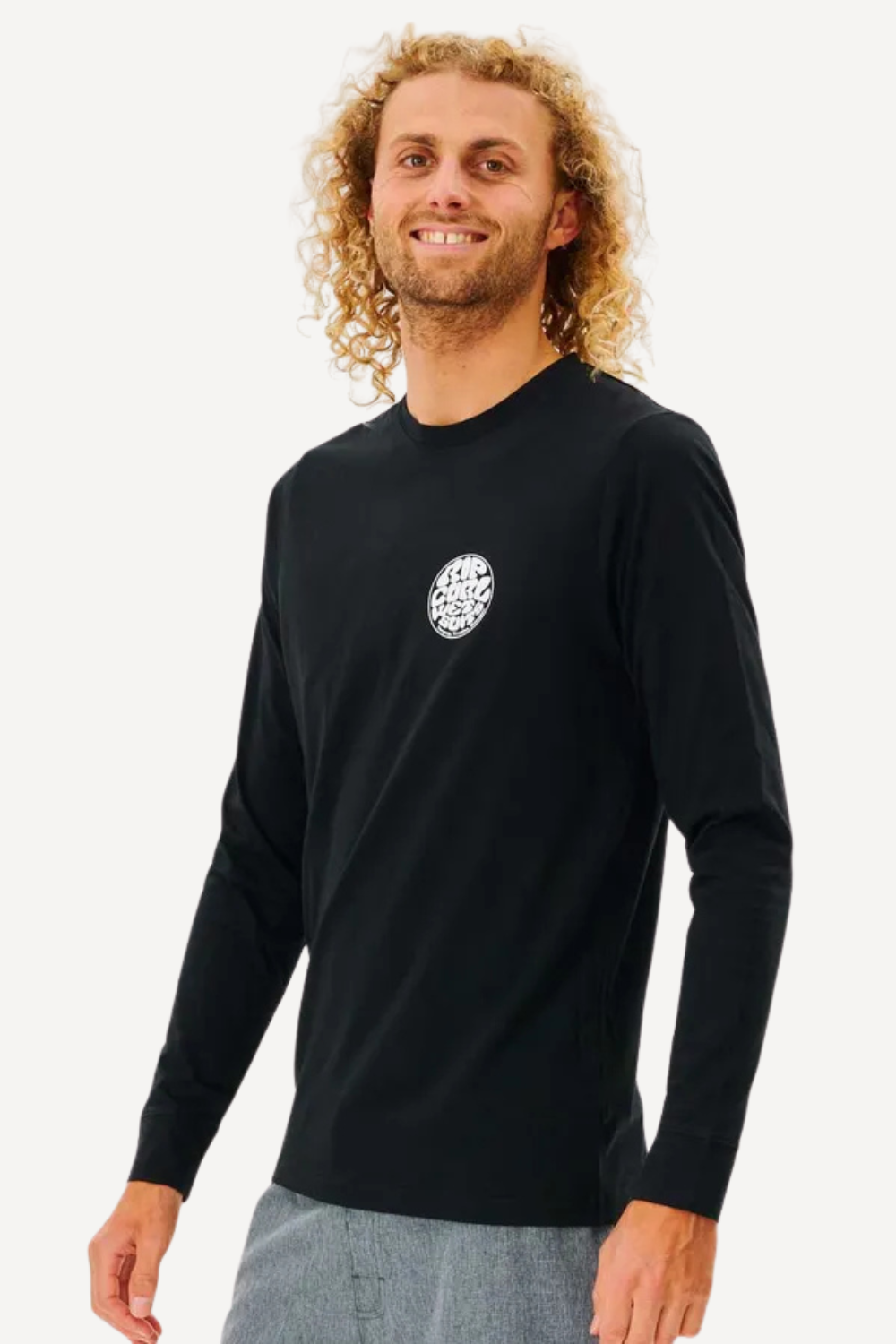 T-shirt de bain anti-UV noir à manches longues pour homme, tissu UPF 50+, idéal pour les activités nautiques.