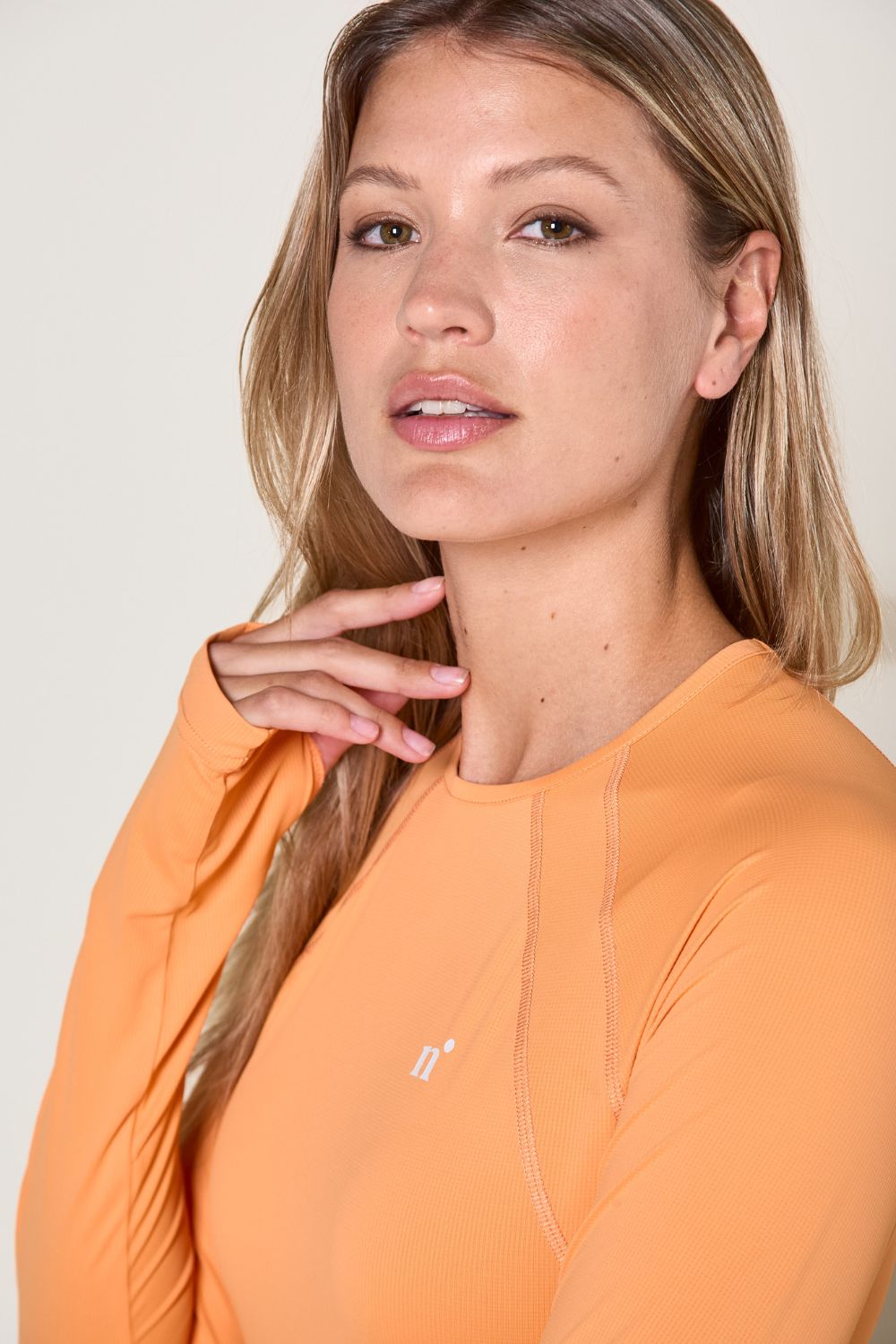 T-shirt anti-UV orange pour femme, léger et respirant, idéal pour activités sportives en extérieur, UPF 50+.