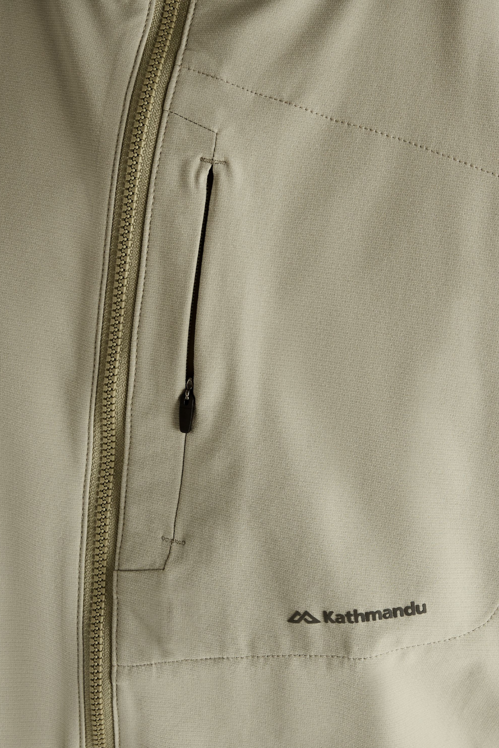 Veste beige légère de randonnée avec poches, conçue par Kathmandu, idéale pour une protection solaire et un confort.