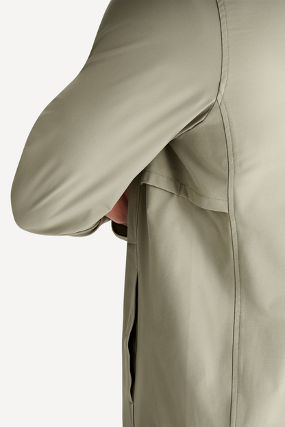 Veste anti-UV beige légère pour homme, fabriquée avec tissu UPF 50+ pour une protection solaire efficace.