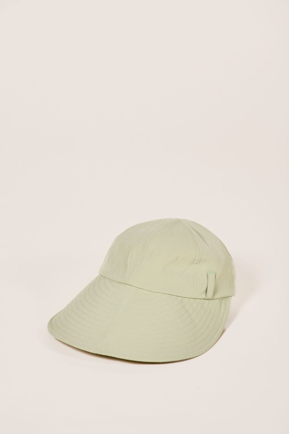 Casquette anti-UV verte pâle pour femme, idéale pour se protéger du soleil à la plage ou en ville.