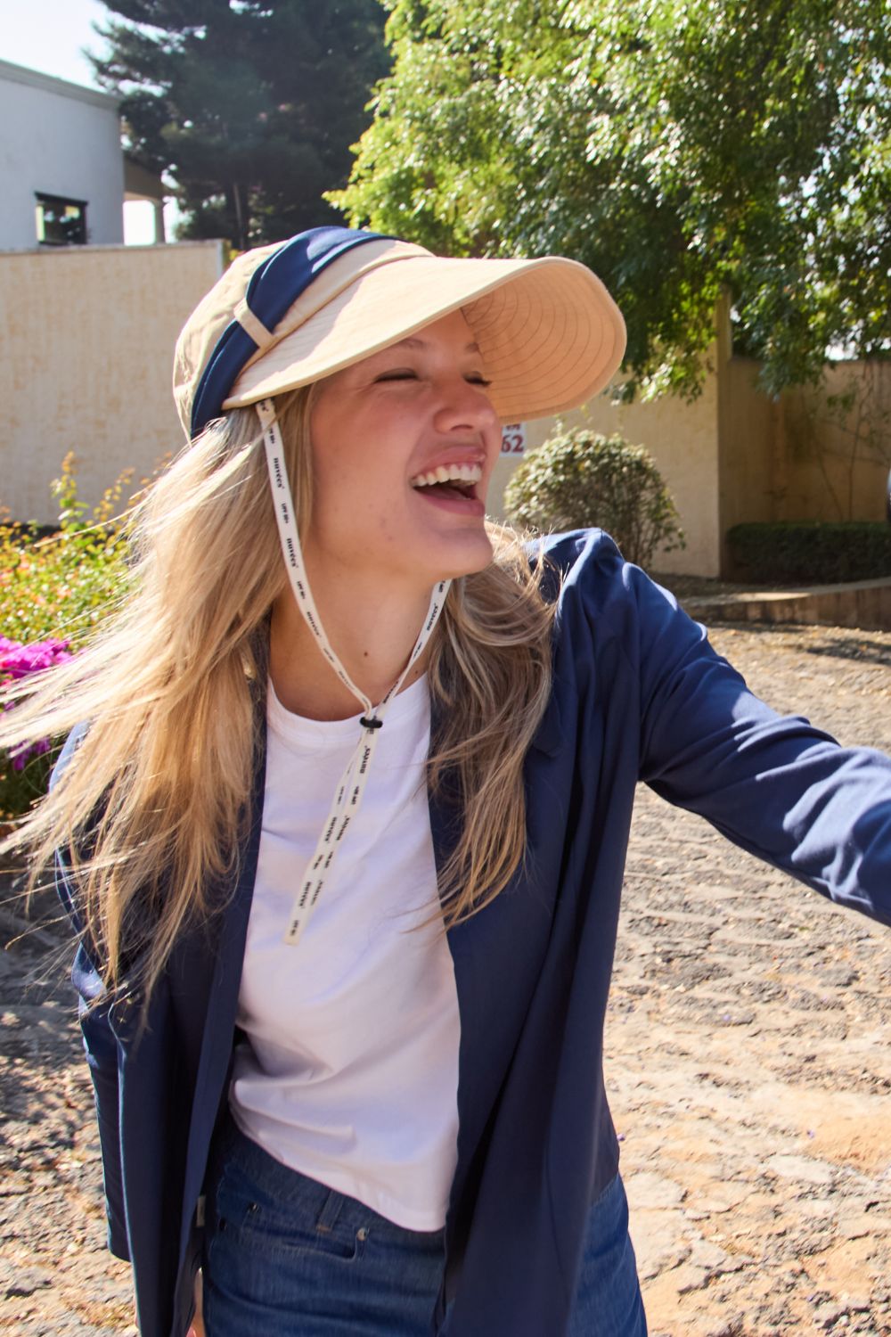 Casquette anti-UV beige pour femme, avec visière large, idéale pour les journées ensoleillées à l'extérieur.