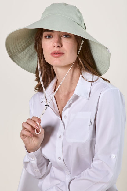 Chapeau anti-UV Herbe Fraîche pour femme, offrant une protection solaire élégante avec large bord.