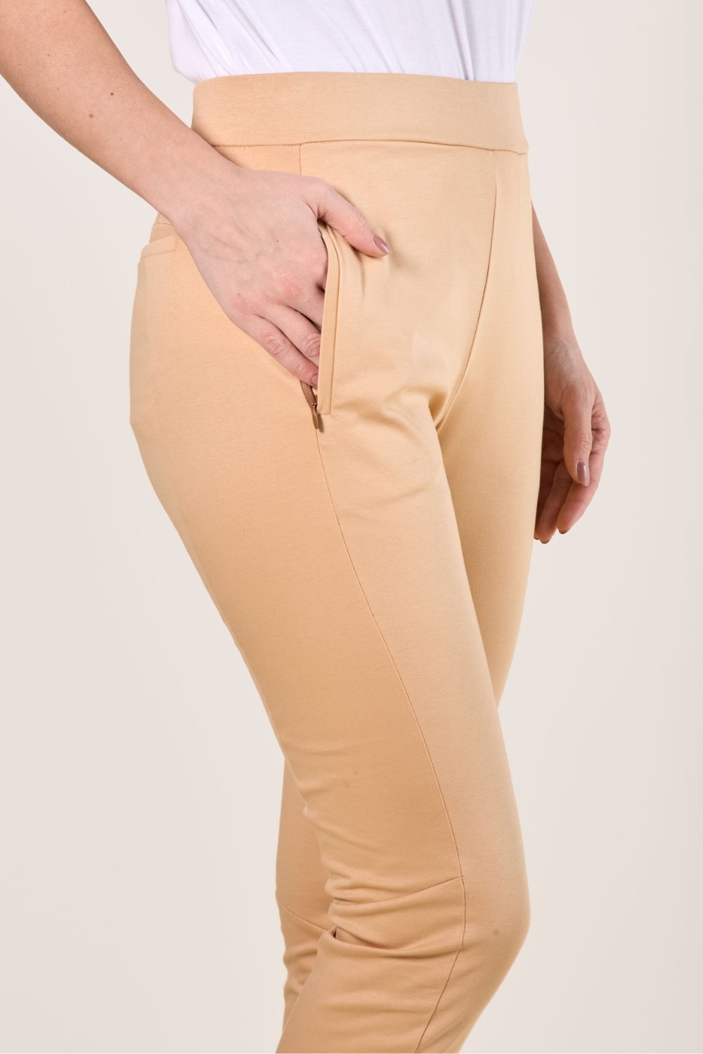 Pantalon anti-UV beige pour femme, léger et élégant, offrant une protection solaire UPF 50+ avec poches pratiques.