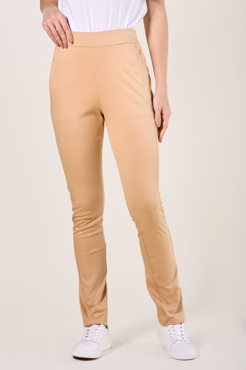 Pantalon anti-UV pour femme, couleur Café Glacé, léger et élégant, certifié UPF 50+, idéal pour toutes les activités.