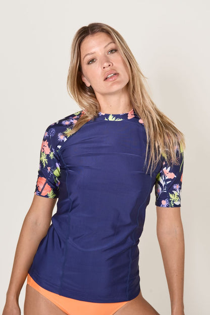 T-shirt de bain anti-UV femme, avec motifs floraux, idéal pour la plage et activités aquatiques.