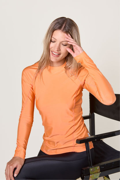 T-shirt anti-UV orange pour femme, manches longues, idéal pour la plage avec protection UPF 50+.