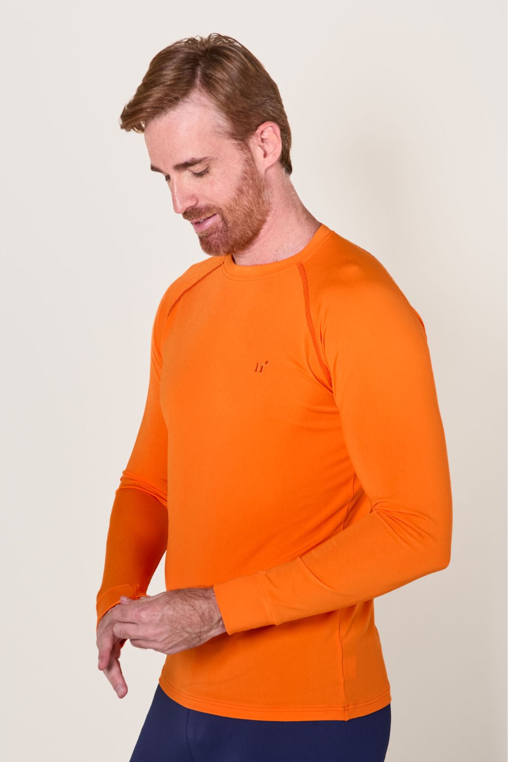 T-shirt de bain anti-UV orange à manches longues, certifié UPF50+, idéal pour protéger du soleil.